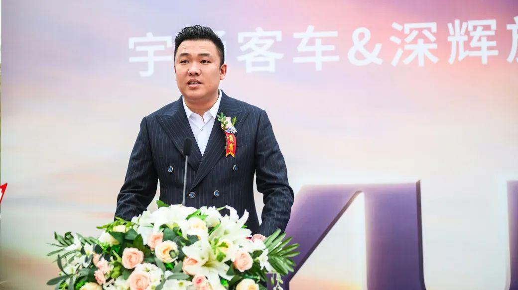 Lần nữa là 100 chiếc! Xe buýt du lịch cao cấp Yuzhong tiếp tục giao hàng số lượng lớn đến Tân Cương