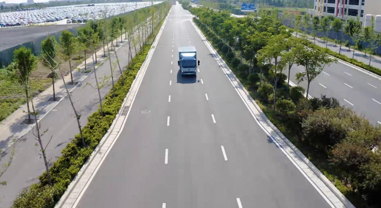 Dùng sức mạnh giành vị trí đầu tiên, xe tải nhẹ Yutong hỗ trợ Tưởng Hồng Kiệt xây dựng đế chế đồ ăn vặt mở rộng lãnh thổ