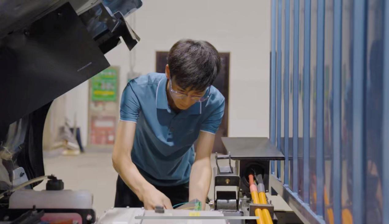 Dùng sức mạnh giành vị trí đầu tiên, xe tải nhẹ Yutong hỗ trợ Tưởng Hồng Kiệt xây dựng đế chế đồ ăn vặt mở rộng lãnh thổ