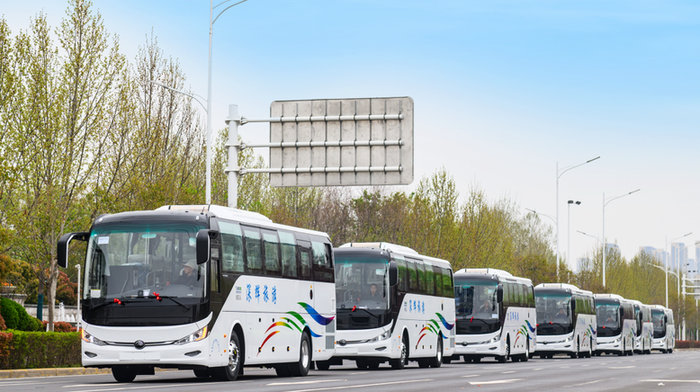 Lần nữa là 100 chiếc! Xe buýt du lịch cao cấp Yuzhong tiếp tục giao hàng số lượng lớn đến Tân Cương